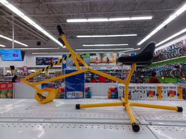 Toronto, On, Kanada - 27 Ocak 2024: Oyuncakçıdaki oyuncaklarla birlikte raflara bakın