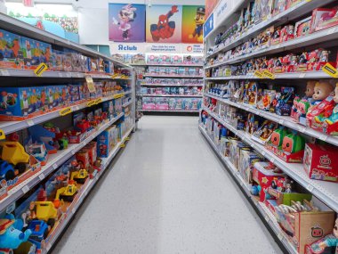 Toronto, On, Kanada - 27 Ocak 2024: Oyuncakçıdaki oyuncaklarla birlikte raflara bakın