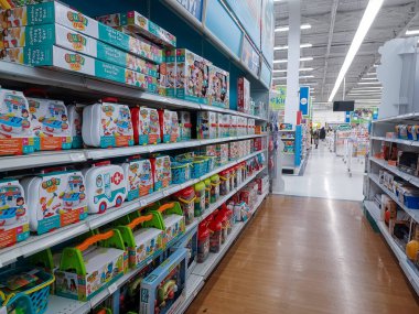 Toronto, On, Kanada - 27 Ocak 2024: Oyuncakçıdaki oyuncaklarla birlikte raflara bakın