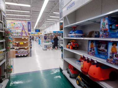 Toronto, On, Kanada - 27 Ocak 2024: Oyuncakçıdaki oyuncaklarla birlikte raflara bakın