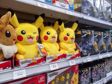 Toronto, On, Kanada - 27 Ocak 2024: Oyuncakçıdaki oyuncaklarla birlikte raflara bakın