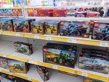 Toronto, On, Kanada - 27 Ocak 2024: Oyuncakçıdaki oyuncaklarla birlikte raflara bakın