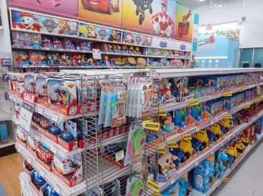 Toronto, On, Kanada - 27 Ocak 2024: Oyuncakçıdaki oyuncaklarla birlikte raflara bakın