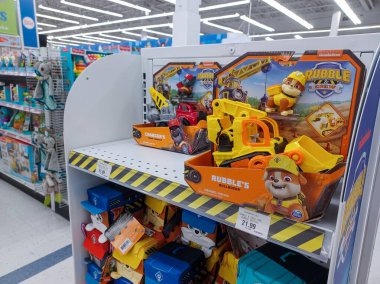 Toronto, On, Kanada - 27 Ocak 2024: Oyuncakçıdaki oyuncaklarla birlikte raflara bakın