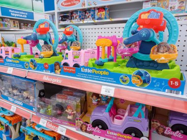 Toronto, On, Kanada - 27 Ocak 2024: Oyuncakçıdaki oyuncaklarla birlikte raflara bakın