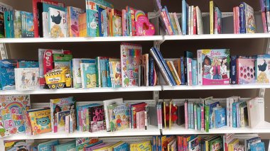 Oronto, On, Canada - 11 Ocak 2024: Winners perakende mağazasının raflarına bakın