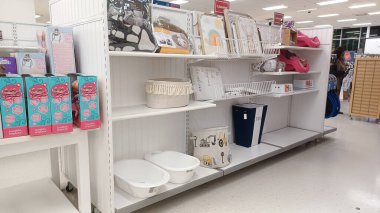 Oronto, On, Canada - 11 Ocak 2024: Winners perakende mağazasının raflarına bakın