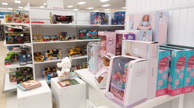 Oronto, On, Canada - 11 Ocak 2024: Winners perakende mağazasının raflarına bakın