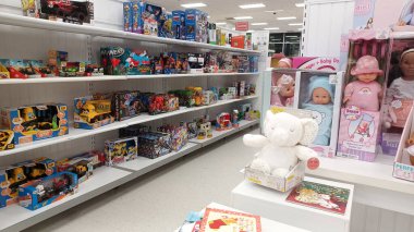 Oronto, On, Canada - 11 Ocak 2024: Winners perakende mağazasının raflarına bakın