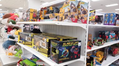 Oronto, On, Canada - 11 Ocak 2024: Winners perakende mağazasının raflarına bakın