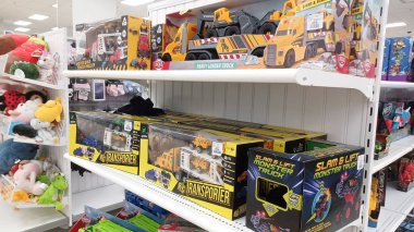 Oronto, On, Canada - 11 Ocak 2024: Winners perakende mağazasının raflarına bakın