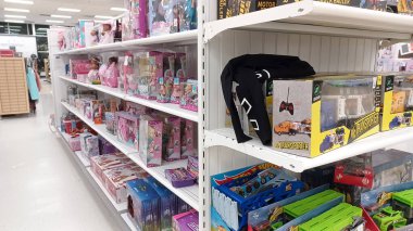 Oronto, On, Canada - 11 Ocak 2024: Winners perakende mağazasının raflarına bakın