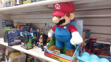 Oronto, On, Canada - 11 Ocak 2024: Winners perakende mağazasının raflarına bakın