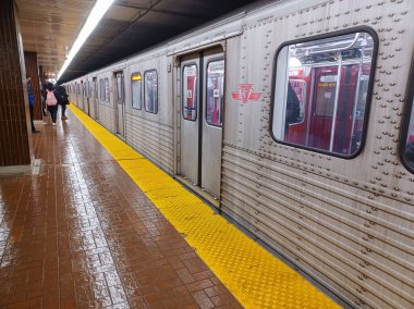 Toronto, ON, Kanada - 02 Şubat 2024: Kipling metro istasyonunda (Yeşil Hat) görüntüle