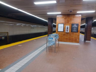 Toronto, ON, Kanada - 02 Şubat 2024: Kipling metro istasyonunda (Yeşil Hat) görüntüle
