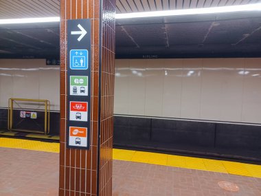 Toronto, ON, Kanada - 02 Şubat 2024: Kipling metro istasyonunda (Yeşil Hat) görüntüle