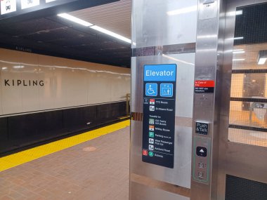 Toronto, ON, Kanada - 02 Şubat 2024: Kipling metro istasyonunda (Yeşil Hat) görüntüle