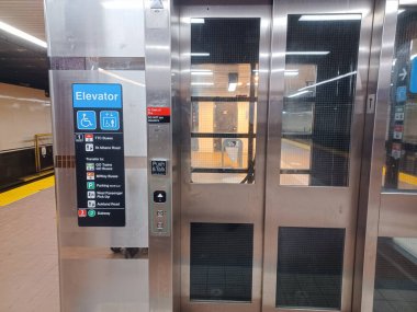 Toronto, ON, Kanada - 02 Şubat 2024: Kipling metro istasyonunda (Yeşil Hat) görüntüle