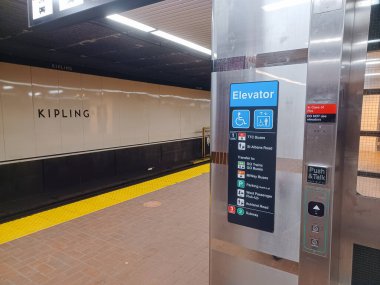 Toronto, ON, Kanada - 02 Şubat 2024: Kipling metro istasyonunda (Yeşil Hat) görüntüle