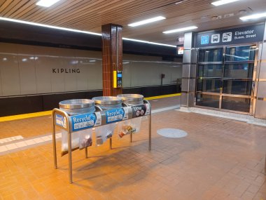 Toronto, ON, Kanada - 02 Şubat 2024: Kipling metro istasyonunda (Yeşil Hat) görüntüle
