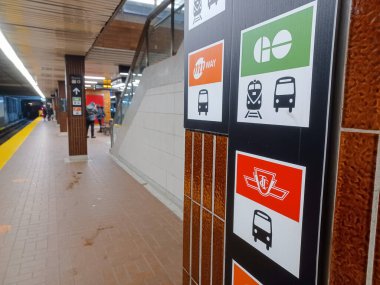 Toronto, ON, Kanada - 02 Şubat 2024: Kipling metro istasyonunda (Yeşil Hat) görüntüle