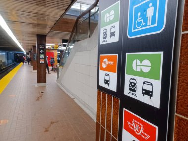 Toronto, ON, Kanada - 02 Şubat 2024: Kipling metro istasyonunda (Yeşil Hat) görüntüle