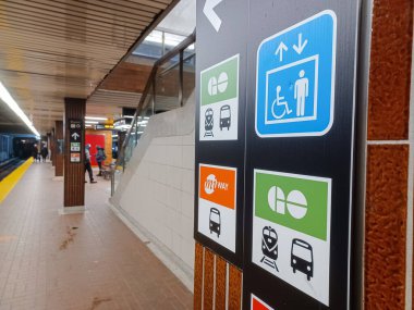 Toronto, ON, Kanada - 02 Şubat 2024: Kipling metro istasyonunda (Yeşil Hat) görüntüle