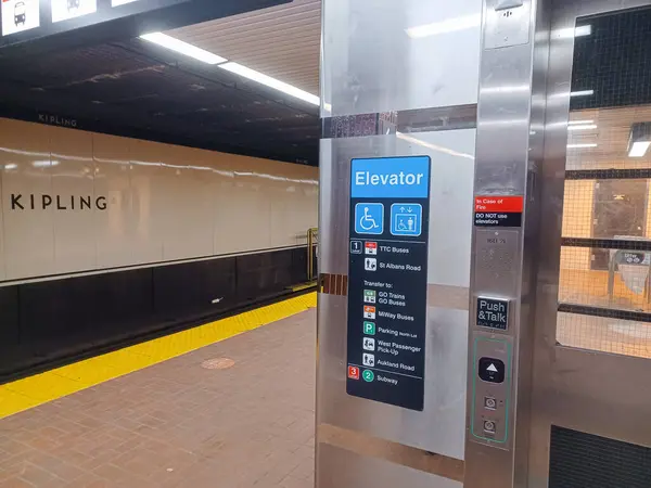 Toronto, ON, Kanada - 02 Şubat 2024: Kipling metro istasyonunda (Yeşil Hat) görüntüle