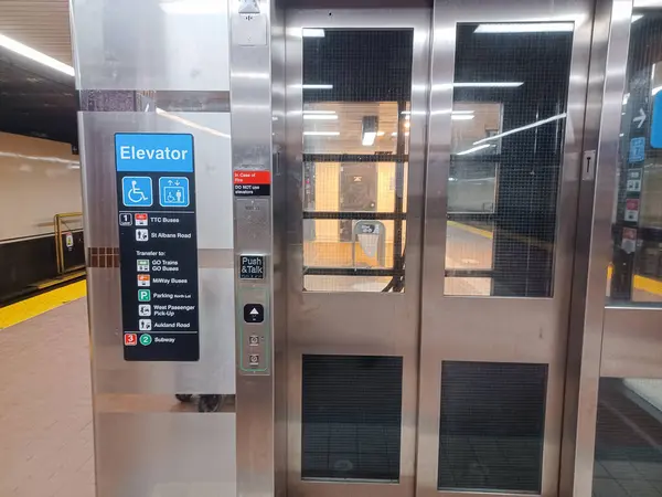 Toronto, ON, Kanada - 02 Şubat 2024: Kipling metro istasyonunda (Yeşil Hat) görüntüle