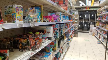 Toronto, On, Kanada - 01 Şubat 2024: Kanada Lastik mağazasındaki oyuncakların olduğu raflara bakın