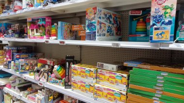 Toronto, On, Kanada - 01 Şubat 2024: Kanada Lastik mağazasındaki oyuncakların olduğu raflara bakın