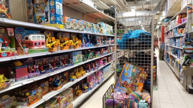 Toronto, On, Kanada - 01 Şubat 2024: Kanada Lastik mağazasındaki oyuncakların olduğu raflara bakın