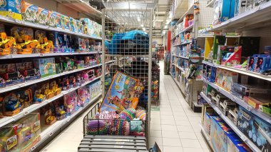 Toronto, On, Kanada - 01 Şubat 2024: Kanada Lastik mağazasındaki oyuncakların olduğu raflara bakın