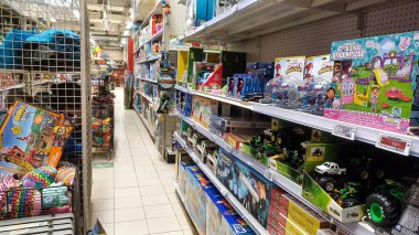 Toronto, On, Kanada - 01 Şubat 2024: Kanada Lastik mağazasındaki oyuncakların olduğu raflara bakın