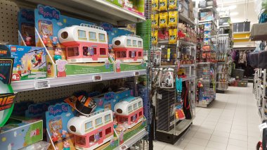 Toronto, On, Kanada - 01 Şubat 2024: Kanada Lastik mağazasındaki oyuncakların olduğu raflara bakın