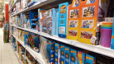 Toronto, On, Kanada - 01 Şubat 2024: Kanada Lastik mağazasındaki oyuncakların olduğu raflara bakın