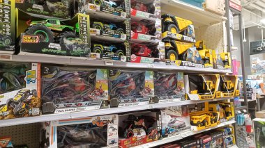 Toronto, On, Kanada - 01 Şubat 2024: Kanada Lastik mağazasındaki oyuncakların olduğu raflara bakın