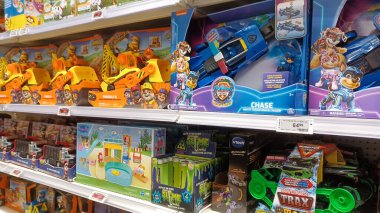 Toronto, On, Kanada - 01 Şubat 2024: Kanada Lastik mağazasındaki oyuncakların olduğu raflara bakın