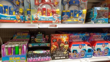 Toronto, On, Kanada - 01 Şubat 2024: Kanada Lastik mağazasındaki oyuncakların olduğu raflara bakın