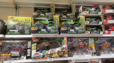 Toronto, On, Kanada - 01 Şubat 2024: Kanada Lastik mağazasındaki oyuncakların olduğu raflara bakın