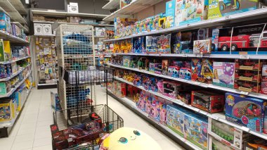 Toronto, On, Kanada - 01 Şubat 2024: Kanada Lastik mağazasındaki oyuncakların olduğu raflara bakın