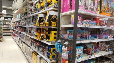 Toronto, On, Kanada - 01 Şubat 2024: Kanada Lastik mağazasındaki oyuncakların olduğu raflara bakın