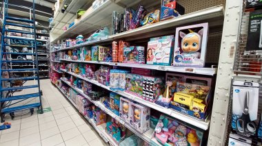 Toronto, On, Kanada - 01 Şubat 2024: Kanada Lastik mağazasındaki oyuncakların olduğu raflara bakın