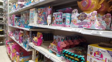 Toronto, On, Kanada - 01 Şubat 2024: Kanada Lastik mağazasındaki oyuncakların olduğu raflara bakın