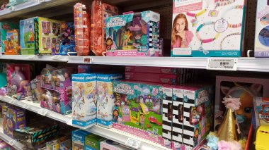 Toronto, On, Kanada - 01 Şubat 2024: Kanada Lastik mağazasındaki oyuncakların olduğu raflara bakın