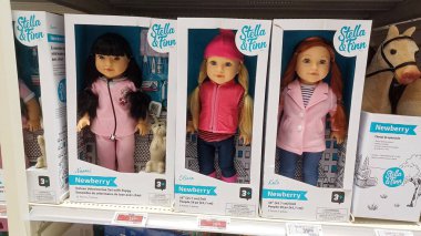 Toronto, On, Kanada - 01 Şubat 2024: Kanada Lastik mağazasındaki oyuncakların olduğu raflara bakın