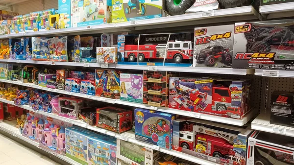 Toronto, On, Kanada - 01 Şubat 2024: Kanada Lastik mağazasındaki oyuncakların olduğu raflara bakın