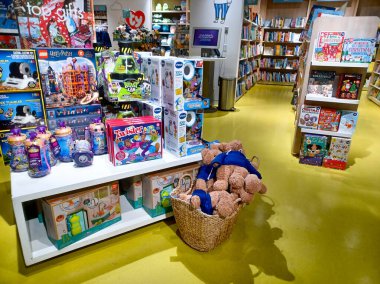 Toronto, On, Kanada - 30 Ocak 2024: Indigo Baby mağazasındaki oyuncakların olduğu raflara bakın