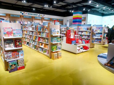 Toronto, On, Kanada - 30 Ocak 2024: Indigo Baby mağazasındaki oyuncakların olduğu raflara bakın