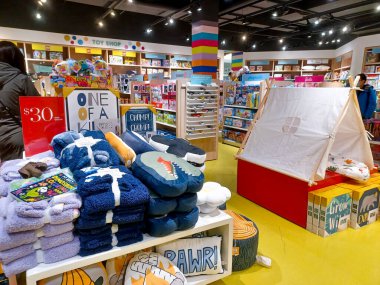 Toronto, On, Kanada - 30 Ocak 2024: Indigo Baby mağazasındaki oyuncakların olduğu raflara bakın